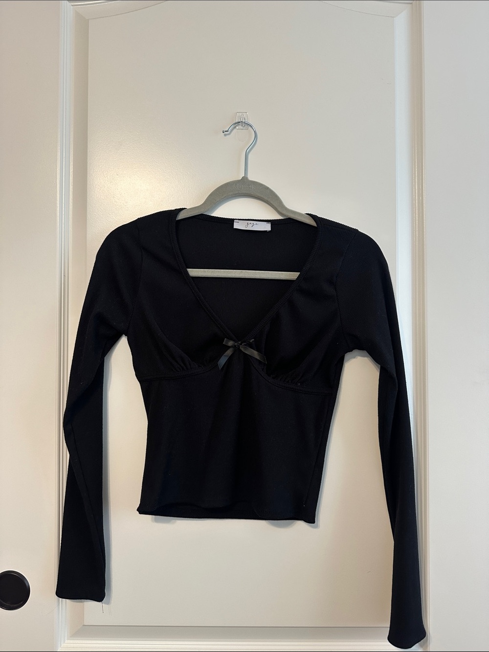 gaze Black Long-Sleeve V-Neck Cropped Top with Bow